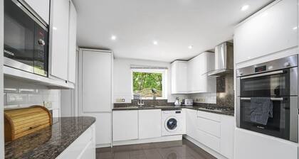 Spacious 5-bed House in Aylesford