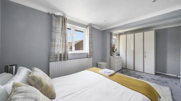 Nhà | 4 phòng ngủ, bàn ủi/dụng cụ ủi quần áo