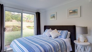 3 bedrooms, iron/ironing board, free WiFi, bed sheets - Bay Breeze at Blenheim Beach, Vincentia (Vincentia)