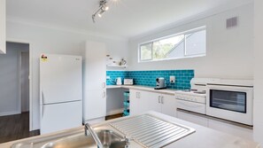 Fridge, microwave, stovetop, dishwasher - Bay Breeze at Blenheim Beach, Vincentia (Vincentia)