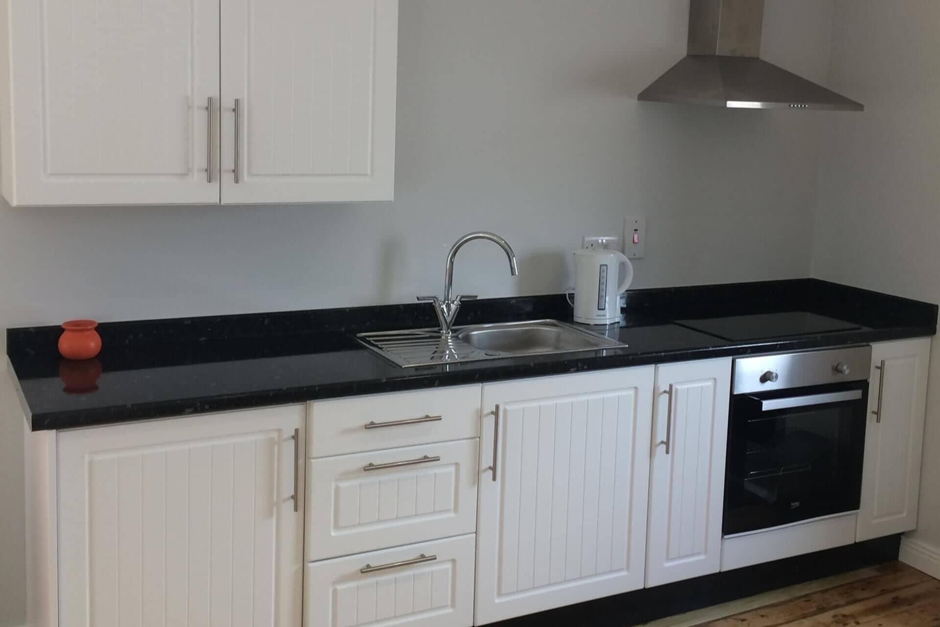 冷蔵庫、電子レンジ、オーブン、コンロ