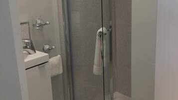 Shower, pengering rambut, handuk, dan sampo