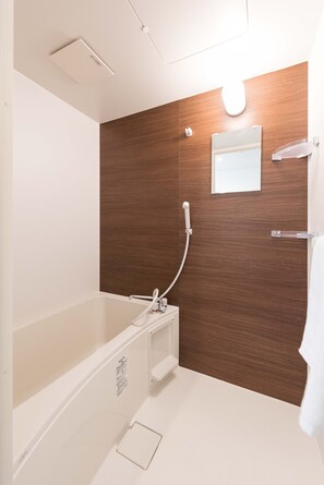 Bathtub dan shower terpisah dan bathtub besar