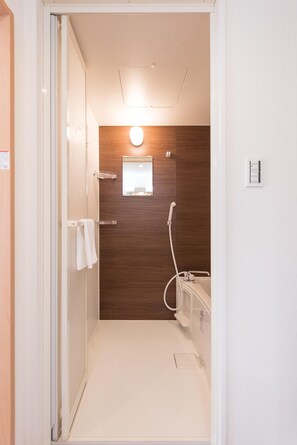 Huoneisto | Kylpyhuone | Erillinen kylpyamme ja suihku, syvä kylpyamme, ilmaiset hygieniatuotteet
