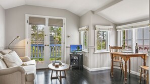 TV, Netflix, streaming services - Cottage 3 - Hyams Beach Seaside Cottages (Hyams Beach)