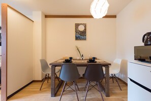 上野193B | 客室内のダイニングエリア