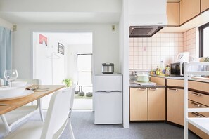 Appartement | Coin cuisine privé | Réfrigérateur, micro-ondes, plaque de cuisson, bouilloire électrique