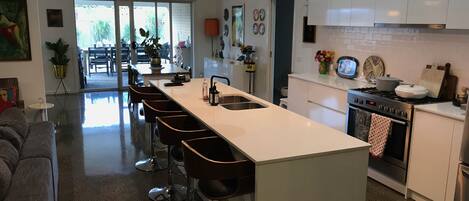 Kjøleskap, mikrobølgeovn, ovn og kokeplater