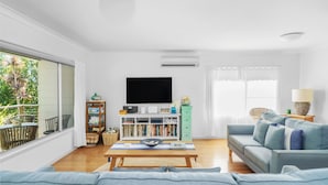 Living area - Elaine at Hyams Beach, Jervis Bay (Hyams Beach)