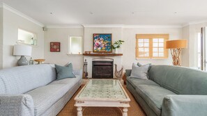 TV, fireplace, Netflix, streaming services - Elandra, Hyams Beach, Jervis Bay (Hyams Beach)