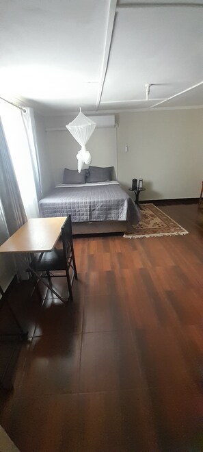 Une pièce avec un lit, une table et des chaises.