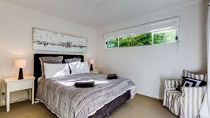 2 slaapkamers, een strijkplank/strijkijzer, reisbedje, gratis wifi