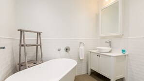 Badewanne, Haartrockner, Handtücher