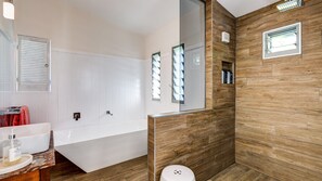 Bathtub, towels