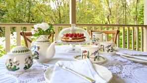 Outdoor dining - Mirrabooka, Burrawang, Southern Highlands (Burrawang)