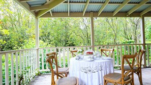 Outdoor dining - Mirrabooka, Burrawang, Southern Highlands (Burrawang)