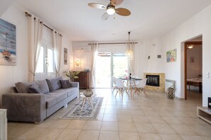 Smart TV, fireplace, stereo