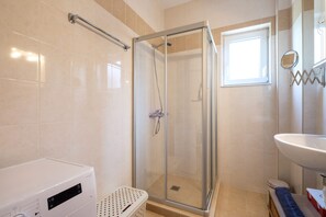 Shower, hair dryer, towels, soap - Beautiful, attractively furnished villa with private pool (Loutra, Rethymno)