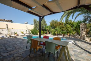 Outdoor dining - Beautiful, attractively furnished villa with private pool (Loutra, Rethymno)