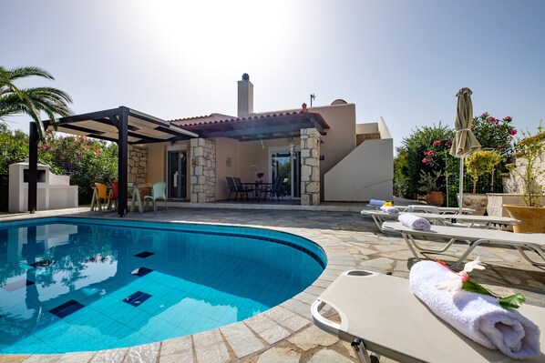Pool - Beautiful, attractively furnished villa with private pool (Loutra, Rethymno)