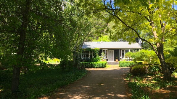 Exterior - Mirriyindi for 9, Berrima (Berrima)