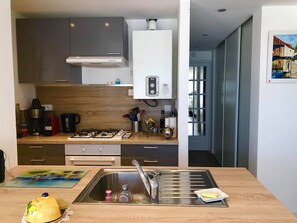 ثلاجة، ميكروويف، فرن، موقد طهي مسطح