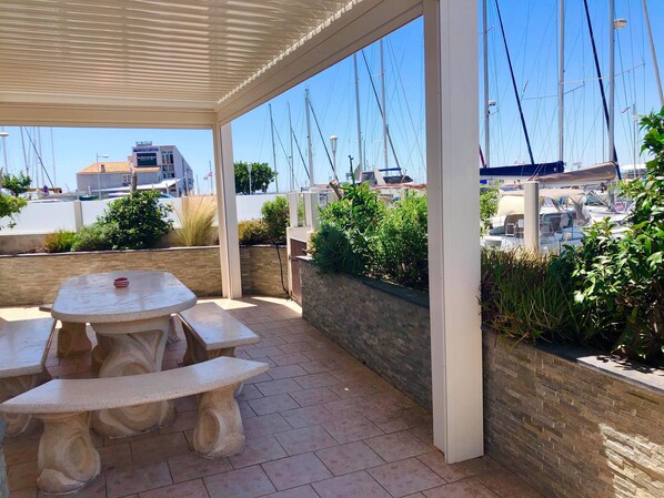 تناول الطعام بالخارج