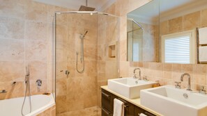 Bathtub, towels - Nautilus at Hyams Beach (Hyams Beach)