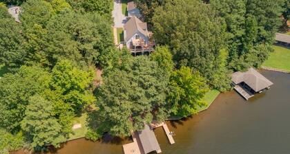 Beautiful Lake Front in Quiet Cove, Convenient to Boat Ramp, Dining & Shopping