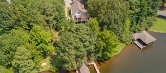 Beautiful Lake Front in Quiet Cove, Convenient to Boat Ramp, Dining & Shopping