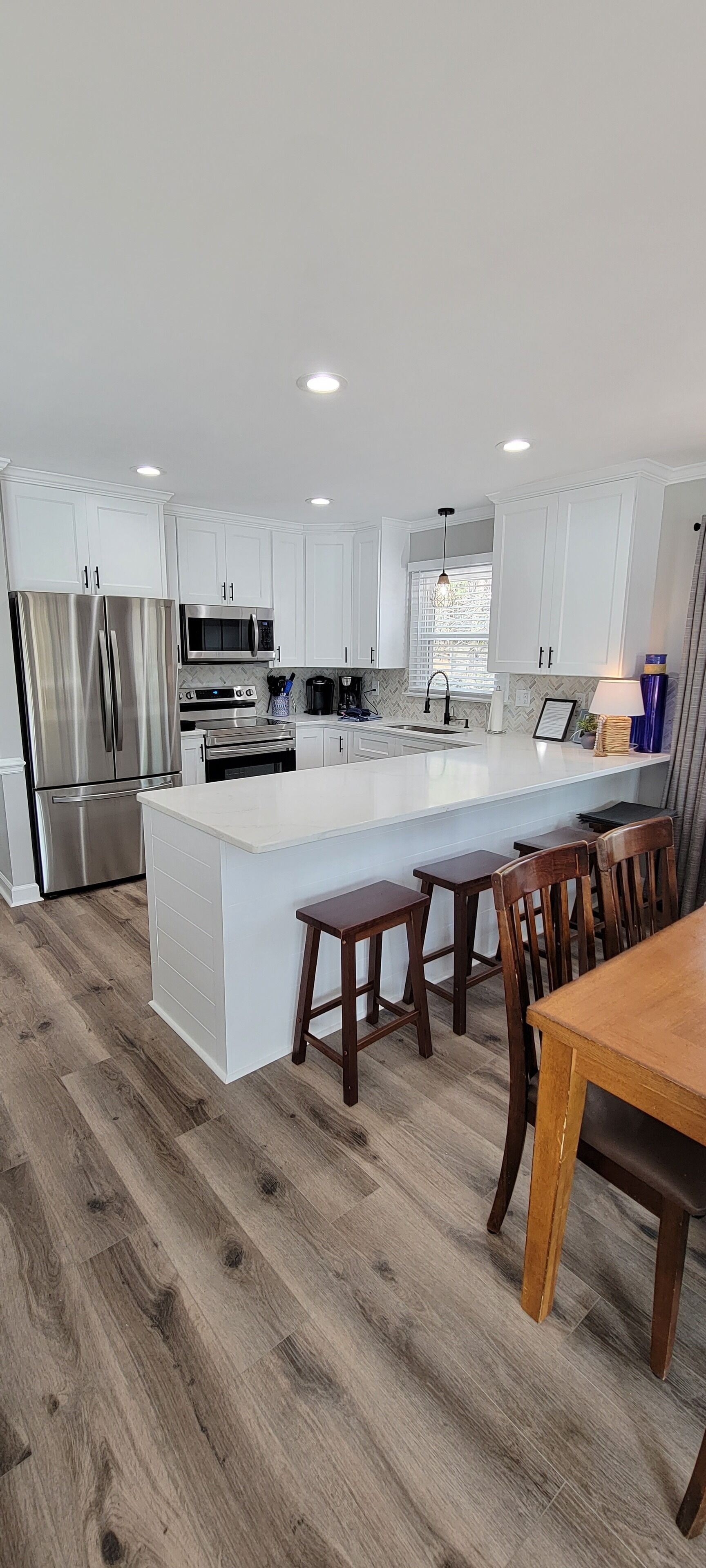 Refrigerador, microondas, horno y parrilla de estufa 