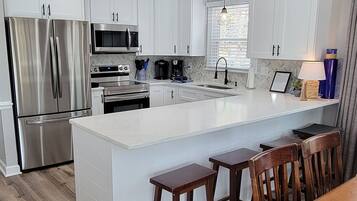 Geladeira, micro-ondas, fogão, cooktop