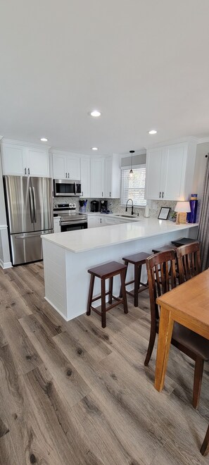 Fridge, microwave, oven, stovetop - Beautiful Lake Front in Quiet Cove, Convenient to Boat Ramp, Dining & Shopping (Henrico)