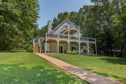 Beautiful Lake Front in Quiet Cove, Convenient to Boat Ramp, Dining & Shopping