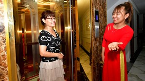 An elevator interior with marble walls and a reflective floor. - Danang Lee's Studio Apartment near dragon bridge (Đà Nẵng)