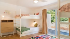3 chambres, fer et planche à repasser, lit de bébé portatif