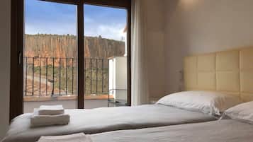 1 dormitorio, tabla de planchar con plancha, wifi y ropa de cama
