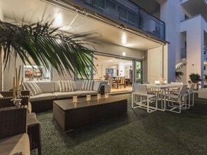 تناول الطعام بالخارج