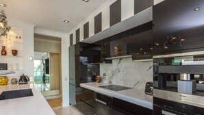 Microwave, oven, stovetop, dishwasher - Nothing less than luxury on the waterfront + Carpark (Auckland)