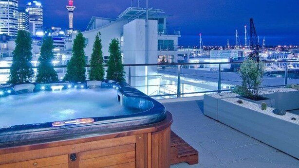 Outdoor spa tub - Nothing less than luxury on the waterfront + Carpark (Auckland)