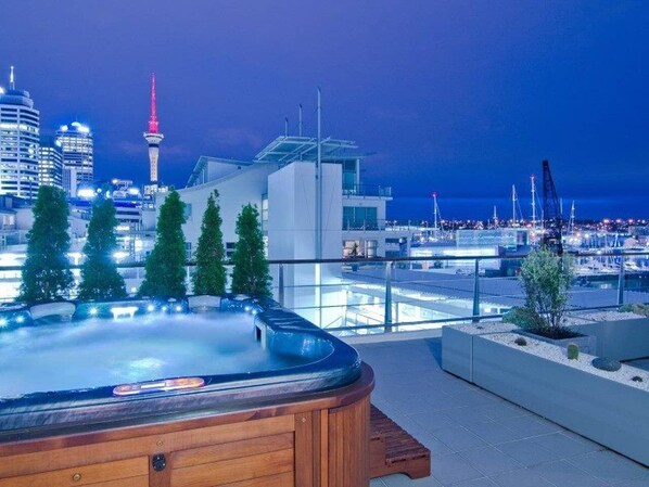 Outdoor spa tub