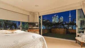 Apartment | 3 bedrooms, iron/ironing board, WiFi (free), bed sheets - Nothing less than luxury on the waterfront + Carpark (Auckland)
