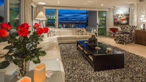 Living area - Nothing less than luxury on the waterfront + Carpark (Auckland)