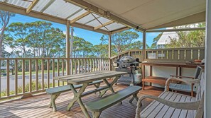 Outdoor dining - Rowse House, Hyams Beach, Jervis Bay (Hyams Beach)