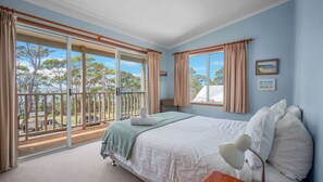 4 bedrooms, iron/ironing board, free WiFi, bed sheets - Rowse House, Hyams Beach, Jervis Bay (Hyams Beach)