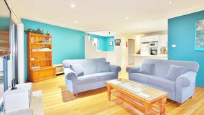 TV, Netflix, streaming services - Sand Water at Hyams Beach (Hyams Beach)