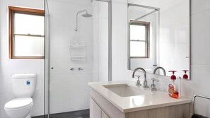 Een douche, handdoeken