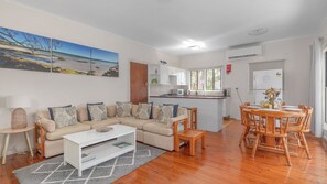 TV, Netflix, streaming services - Sandlines at Hyams Beach (Hyams Beach)