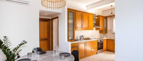 Fridge, oven, coffee/tea maker, electric kettle