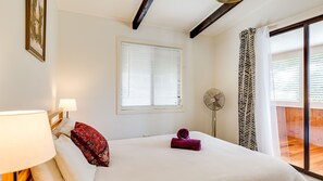 4 bedrooms, iron/ironing board, free WiFi, bed sheets - Shanti at Hyams Beach, Jervis Bay (Hyams Beach)
